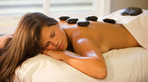 Mujer recibiendo un masaje en un spa